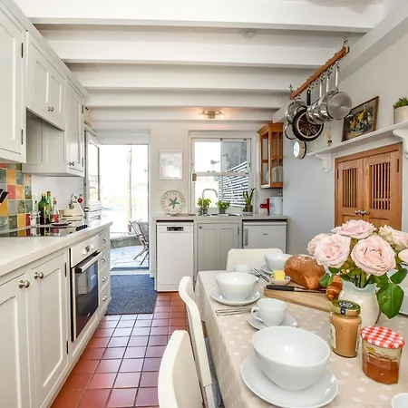 3 Bed In Polruan Pc009
